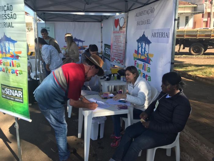 FAMÍLIA NA PRAÇA REÚNE CENTENAS DE PESSOAS.
